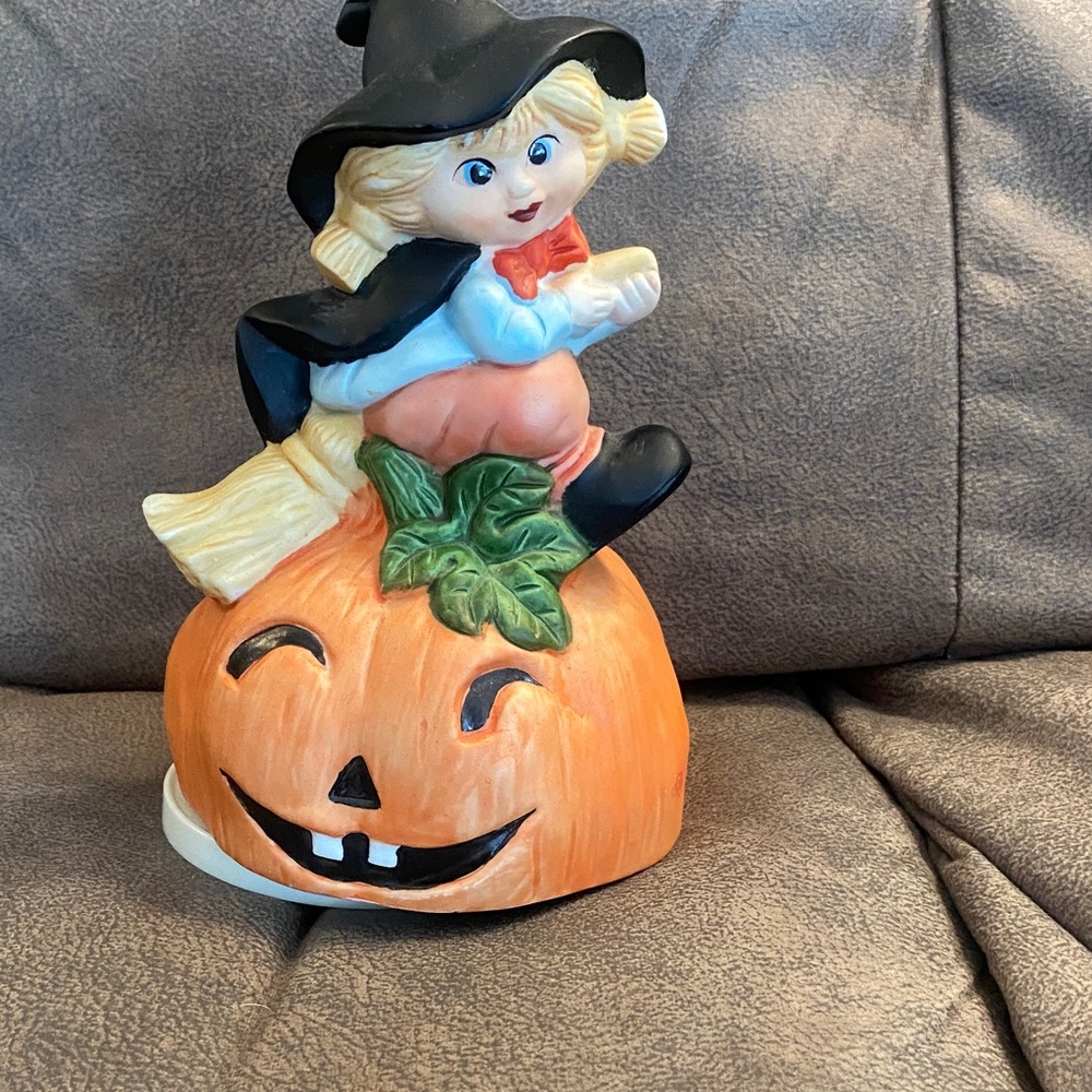 Brinn’s Musical Halloween figurine.  #CR 730.6
Plays music and rotates